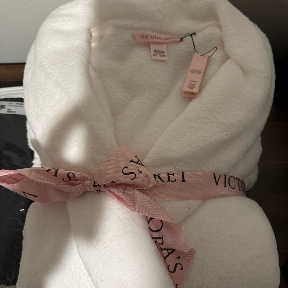 Victoria's Secret Cream Plush Robe - Picture 2 of 6